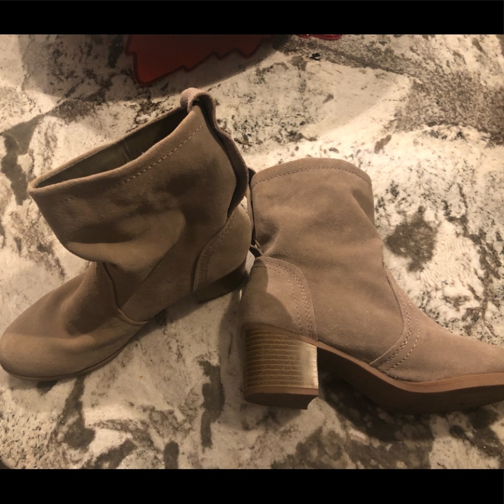 Woman’s Boots - Picture 2 of 3